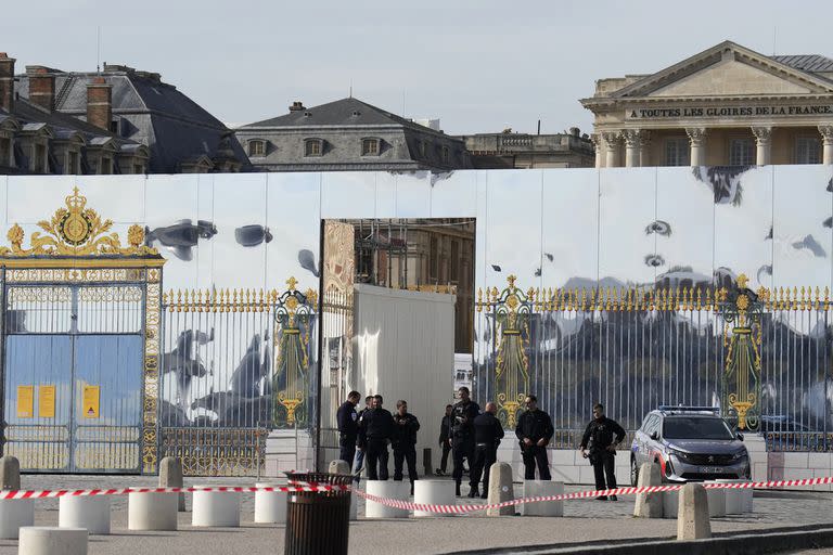 La policía francesa resguarda la entrada del Palacio de Versalles después de la alerta, este martes 17 (AP Photo/Christophe Ena)