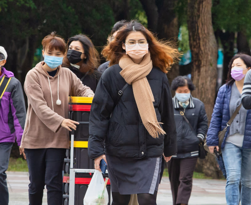 中央氣象局天氣預報指出，周二（11日）起強冷空氣南下，預計周三（12日）最冷，台南以北低溫約攝氏10至12度。（中央社檔案照片）