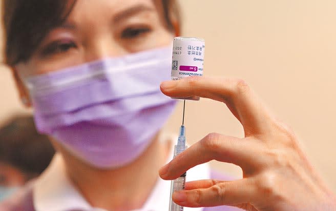 現任及前任副總統賴清德和陳建仁昨天都呼籲民眾盡快施打疫苗。圖為醫護人員於疫苗施打前的準備作業。（本報資料照片）