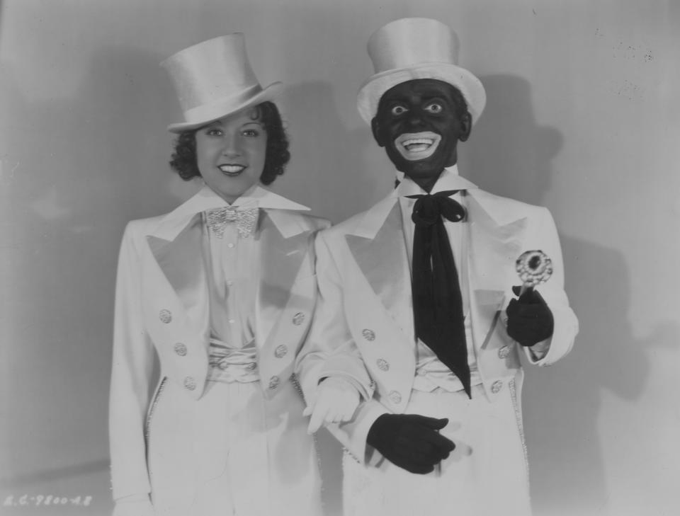 Actores blancos, uno con la cara pintada de negro, en una película de 1935 que evoca los espectáculos Minstrel del siglo XIX y principios del XX donde actores de raza blanca se pintaban para representar a afroamericanos. (Getty Images)