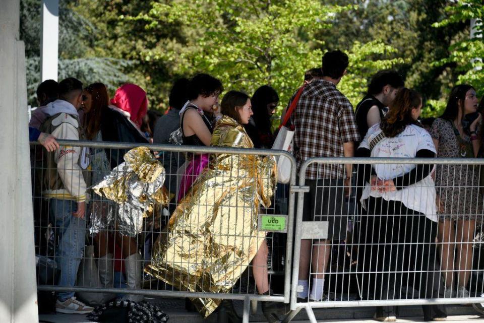Fans queue to see Taylor Swift in Paris
