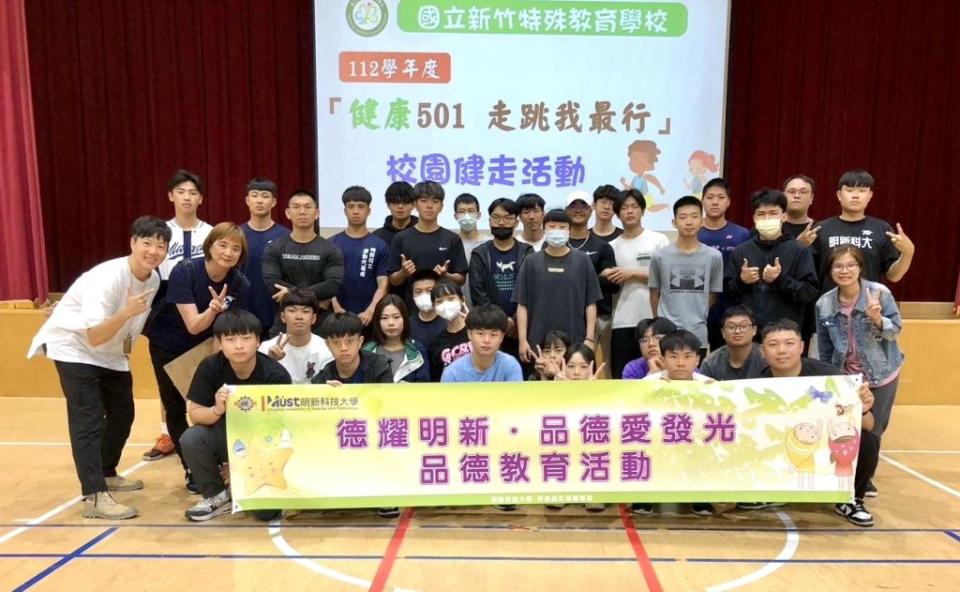 明新科大40幾位志工學生到竹北的國立新竹特殊教育學校擔任志工。（圖/記者林照東翻攝）