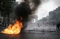 Symboliquement, des gilets jaunes parviennent à perturber la fin du défilé militaire du 14 juillet sur les Champs-Elysées, et regagnent la célèbre avenue à l'issue du défilé. Du mobilier urbain est brûlé, et les barrières servant à sécuriser le défilé servent de barricades.