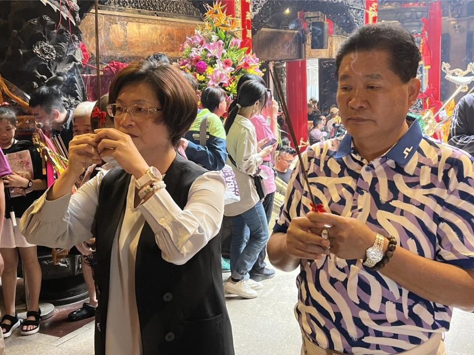 彰化縣長王惠美（左）祈求媽祖保佑國泰民安、風調雨順。（讀者提供／張妍溱台中傳真）