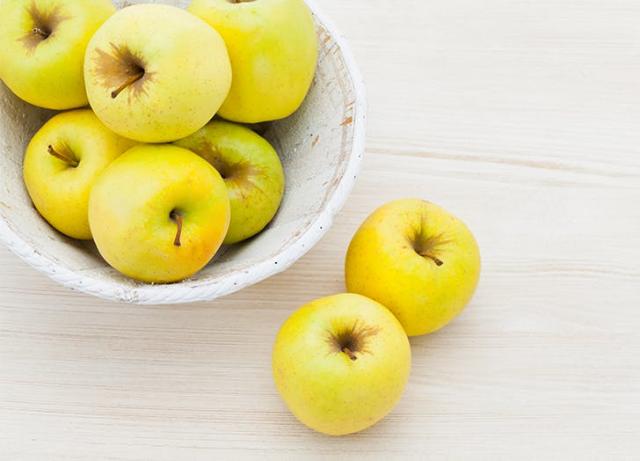 12 Types of Apples For Baking & Snacking