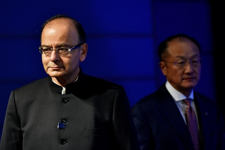 Indian Finance Minister Arun Jaitley (L) and World Bank President Jim Yong Kim (R) take the stage for a panel discussion at the annual meetings of the IMF and World Bank Group in Washington, October 7, 2016. REUTERS/James Lawler Duggan