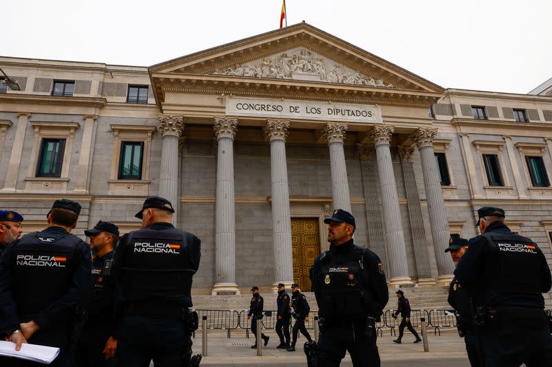 Agentes de policía montan guardia frente al Congreso de los Diputados español, en Madrid