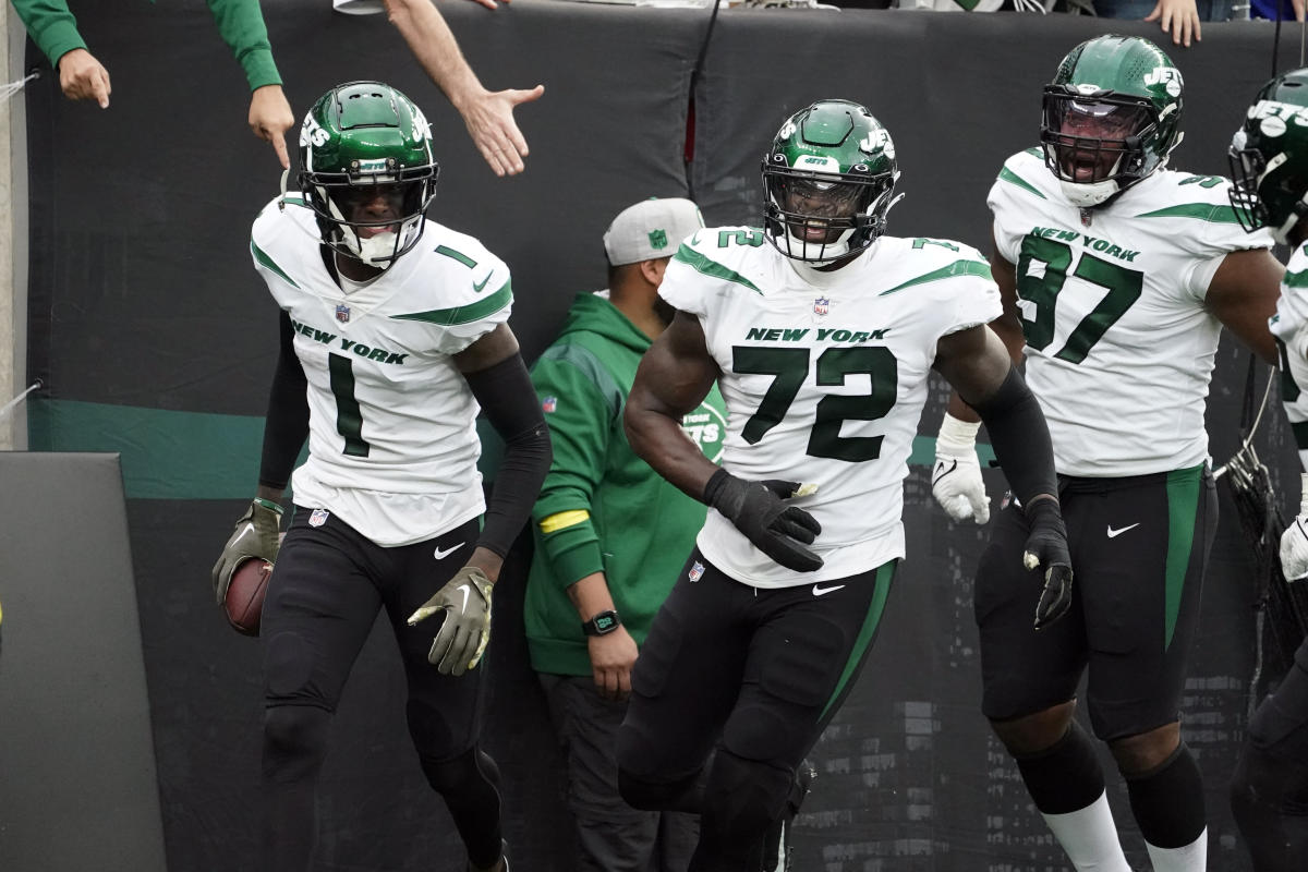 East Rutherford, New Jersey, USA. 9th Oct, 2022. New York Jets defensive  tackle Quinnen Williams (95) and defense celebrate his fumble recovery  during a NFL game against the Miami Dolphins at MetLife