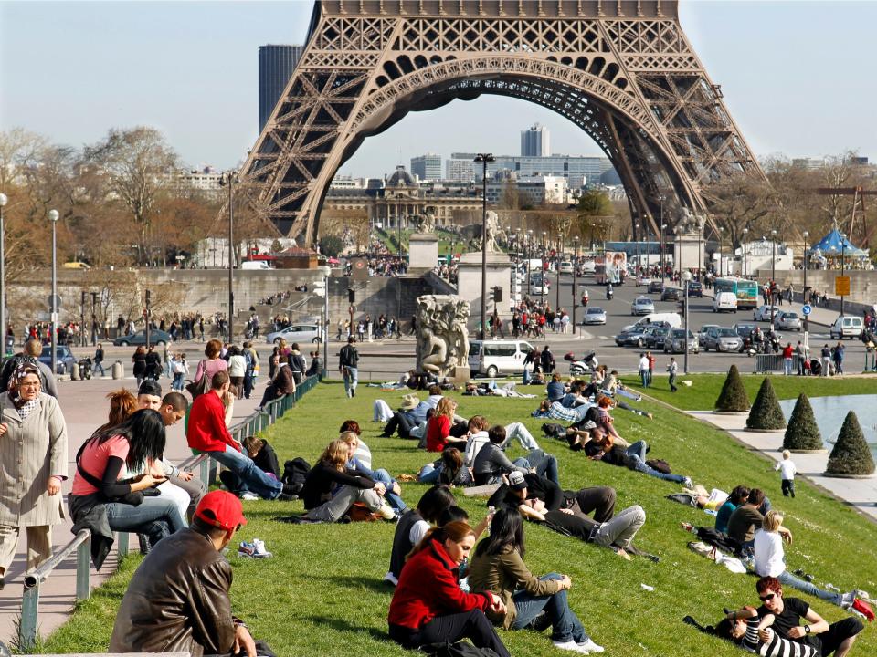 eiffel tower crowded