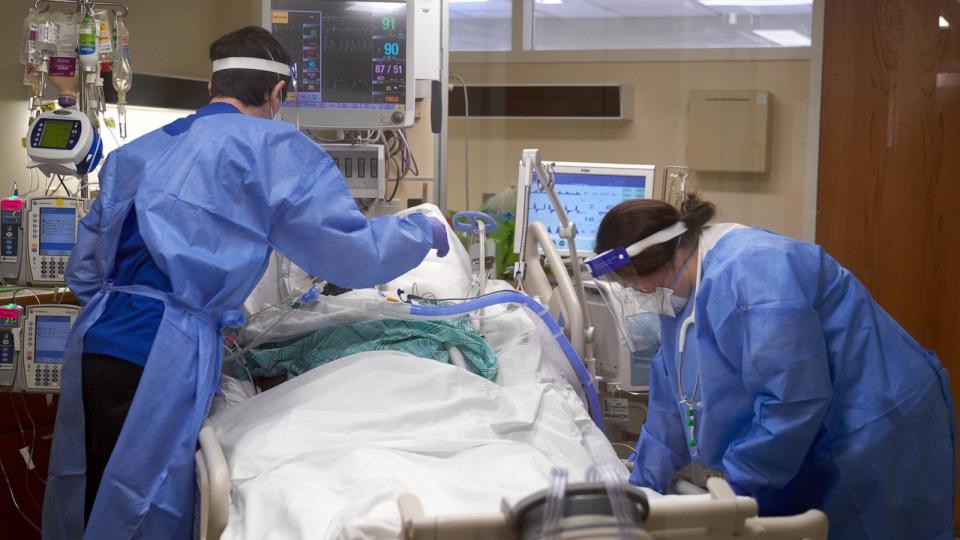 PHOTO: In this Jan. 31, 2022, file photo, healthcare workers treat a Covid-19 patient on the Intensive Care Unit (ICU) floor at Hartford Hospital in Hartford, Conn. (Bloomberg via Getty Images, FILE)