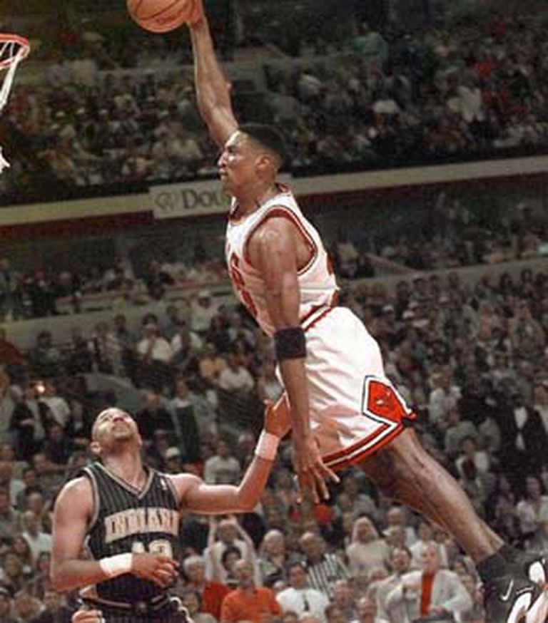 Scottie Pippen vuela hacia el aro ante la impotencia de Mark Jackson, de Indiana 