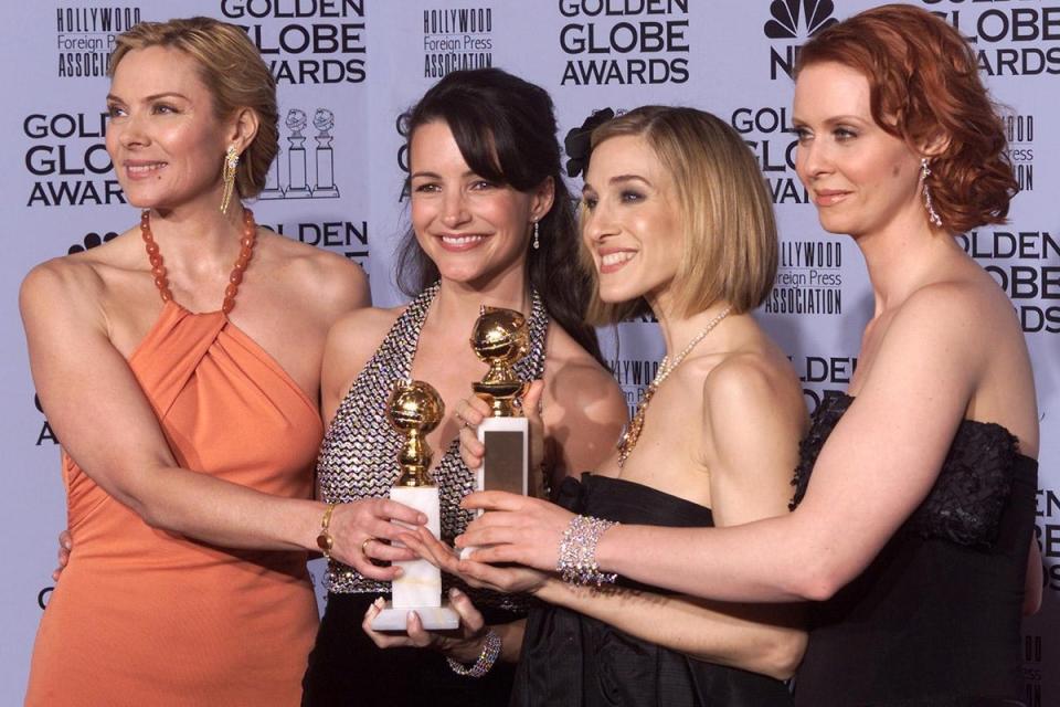 'Sex and the City'-Darsteller Kim Cattrall, Kristin Davis, Sarah Jessica Parker und Cynthia Nixon posieren mit ihren Golden Globes für die beste Fernsehkomödienserie und die beste Schauspielerin in einer Fernsehkomödie (gewonnen von Parker) bei den 59. jährlichen Golden Globe Awards 2002 in Beverly Hills (Reuters)