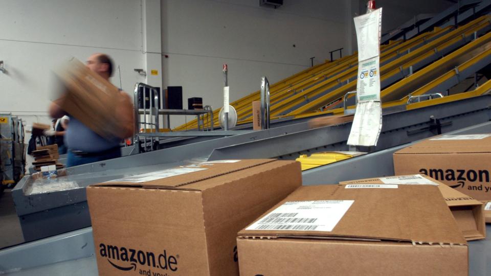 Amazon übernahm bereits 2012 den Entwickler von Lagerhaus-Robotern Kiva und automatisierte damit teilweise die eigenen Logistikzentren. Foto: Zucchi Uwe