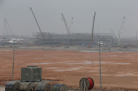 Construction takes place at a Refinery and Petrochemical Integrated Development (RAPID) project site in Pengerang, in Malaysia's southern state of Johor October 6, 2015. REUTERS/Edgar Su/File Photo