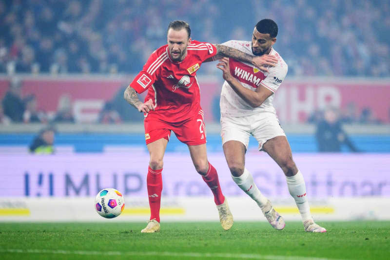 Union Berlin's Kevin Vogt (L) and Stuttgart's Josha Vagnoman (R) battle for the ball during the German Bundesliga soccer match between VfB Stuttgart and 1. FC Union Berlin at MHPArena. Tom Weller/dpa