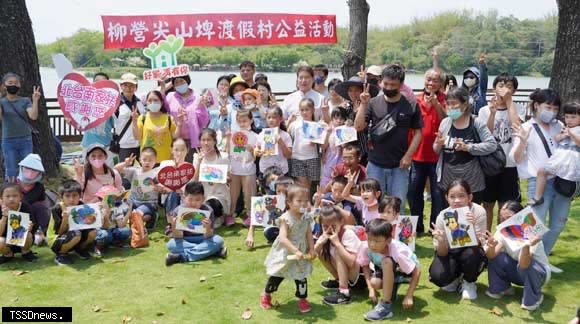 台糖尖山埤渡假村邀家扶親子遊園、賞景、烤畫及參加寫生比賽，總經理陳永成也到場與親子互動。（記者李嘉祥攝）