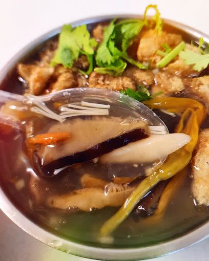 看似不起眼的素食紅燒麵，卻是陳鴻激推「全台北市最好吃的一碗素牛肉麵！」（圖／《阿鴻の美食散步》提供）