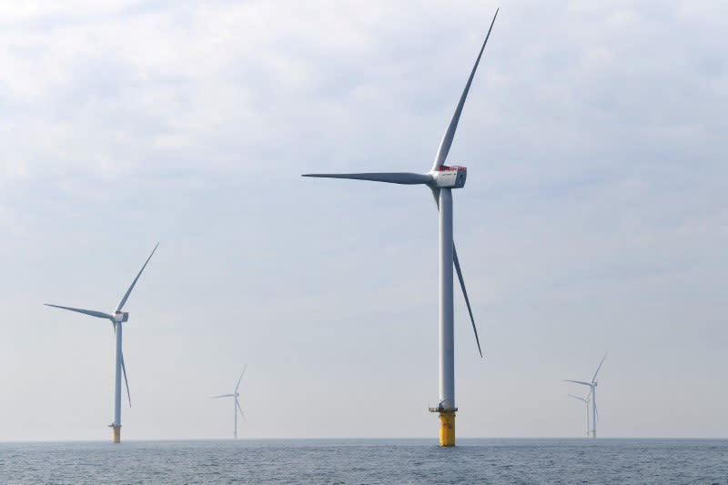 Foto de archivo: Turbinas eólicas de Vattenfall se ven en el Mar del Norte en Scheveningen