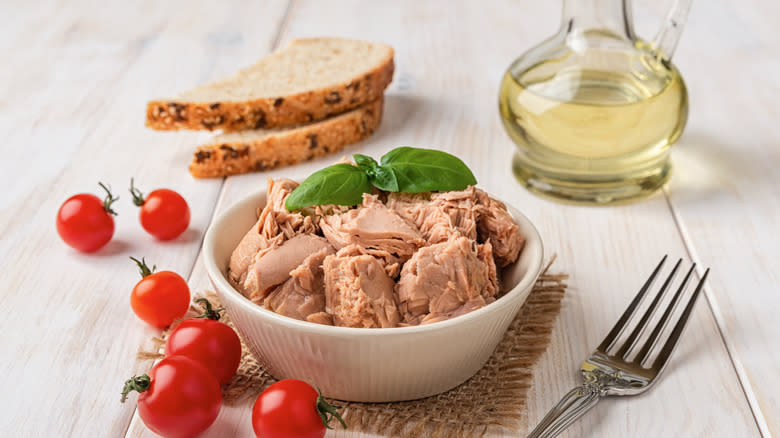 Canned tuna with bread and oil