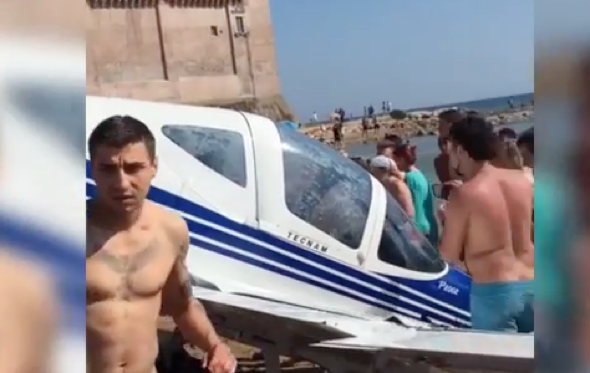 Plane crashes on to Italian beach full of 'screaming' holidaymakers