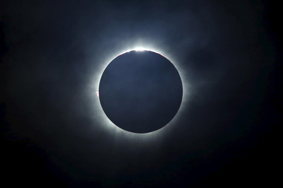 <p>A total solar eclipse is seen from the beach on Ternate island, Indonesia, March 9, 2016. (Photo: Beawiharta/Reuters) </p>