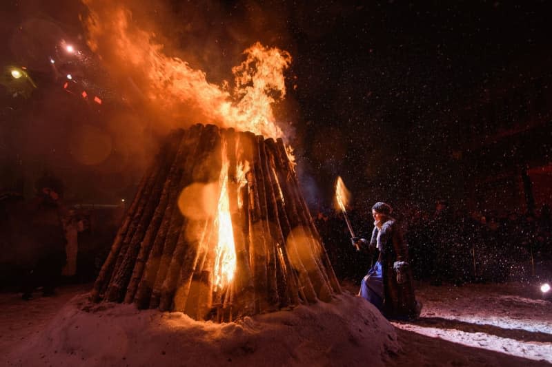 People light the bonfire at the Independence Square near the Lithuanian Parliament building on the eve of Vilnius's 33rd anniversary of the Day of the Defenders of Freedom. People gathered around the bonfire to remember the victims of assault by Soviet troops on the television centre in Vilnius in 1991. Yauhen Yerchak/SOPA Images via ZUMA Press Wire/dpa