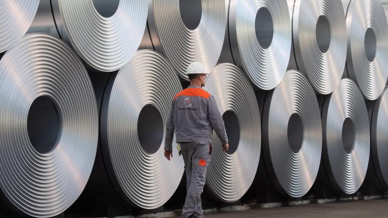 Der Stahlhersteller Salzgitter hat im ersten Halbjahr wegen der Corona-Krise einen Millionenverlust verbucht.