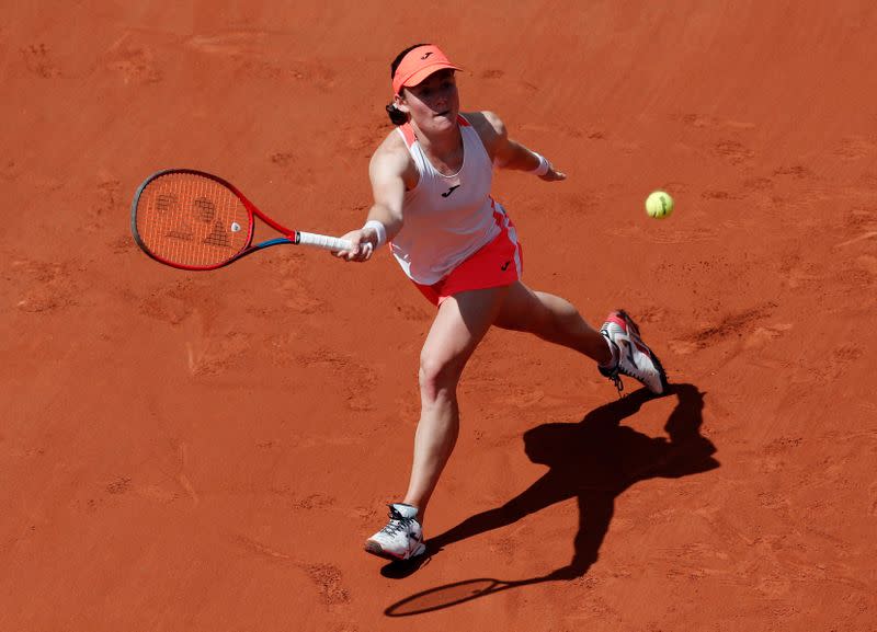 La eslovena Tamara Zidansek en una jugada durante el partido contra la española Paula Badosa en el Abierto de Francia