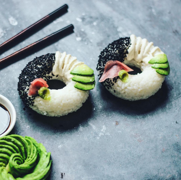 Donuts de sushi. Y ya que hablamos de este postre, qué tal esta creación vegana obra de la chef conocida en las redes como SAM. Contiene arroz integral, salmón, aguacate, atún, wasabi y semillas de sésamo. ¿Se te antojó? Foto: Instagram.com/sobeautifullyraw/