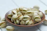 <p>Porque es la cantidad que la American Pistachio Growers y la American Heart Association recomienda para disfrutar de todos sus beneficios. (Foto: xb100 / <a rel="nofollow noopener" href="https://www.freepik.com/" target="_blank" data-ylk="slk:Freepik;elm:context_link;itc:0;sec:content-canvas" class="link ">Freepik</a>). </p>