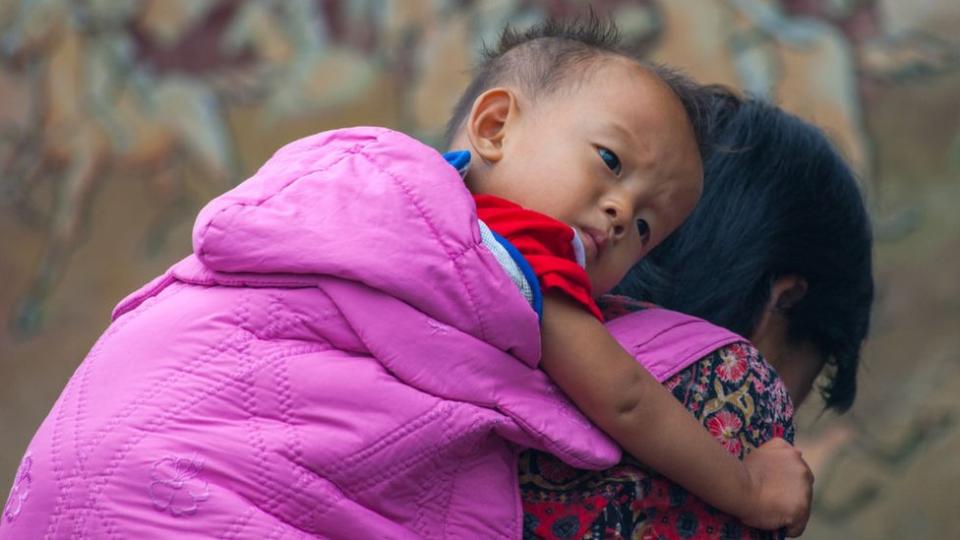 Una mujer norcoreana carga a su hijo con visibles signos de malnutrición en esta foto de 2008 tomada en Sariwon, en el norte del país.