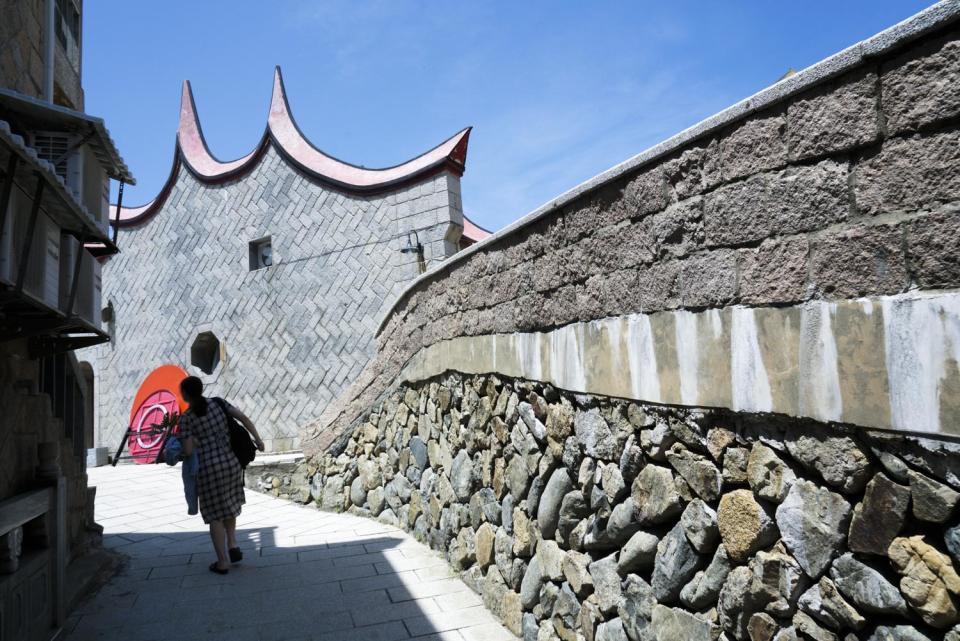 東莒福正村白馬尊王廟『補庫』，曹芷屏回到福正村，代替爸媽參與祭典，由於現在正是東莒的旅遊旺季，她的父母親忙著做民宿、導覽與接送遊客的工作。廟裡的補庫祭典就她代表曹家參加。   圖：張良一/攝