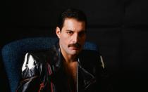 Er war einer der großartigsten Sänger aller Zeiten, als Privatperson jedoch eine tragische Figur. Freddie Mercury hielt seine Homosexualität bis zuletzt geheim - und auch seine AIDS-Erkrankung. Obwohl er bereits Mitte der 80-er die Diagnose bekam, erfuhren seine Queen-Kollegen erst Anfang der 90-er davon. Am 23. November 1991 informierte Mercury die Öffentlichkeit über seinen Gesundheitszustand. Einen Tag später, am 24. November, fiel er in ein Koma und starb. (Bild: Koh Hasebe/Shinko Music/Getty Images)