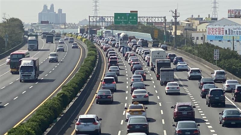 高速公路連貫台灣南北、行車成本親民，但車流大、車速快，若發生交通事故，造成人車財物損傷、車流回堵壅塞等影響亦鉅。（圖／資料照）