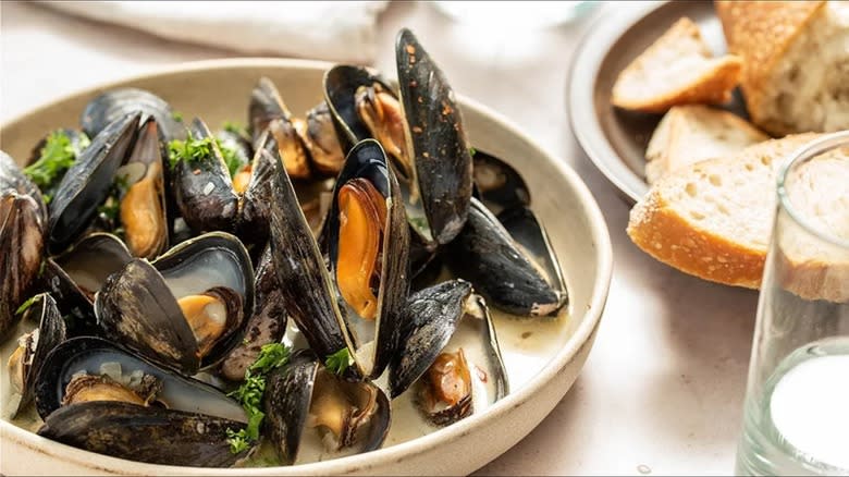 mussels in white wine broth and bread