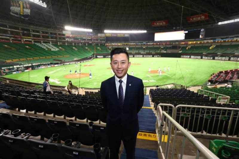 新竹市前市長林智堅赴日本福岡巨蛋棒球場視察，挨批沒帶體育專家陪同。（取自林智堅臉書）