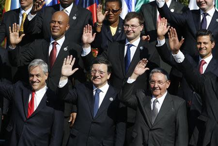 (Top L to R) Haiti's President Michel Martelly, Latvia's Prime Minister Valdis Dombrovskis, Mexico's President Enrique Pena Nieto, (bottom L to R) Chile's President Sebastian Pinera, the head of the European Commission Jose Manuel Barroso and Cuba's President Raul Castro wave to the media during the group picture during the summit of the Community of Latin American, Caribbean States and European Union (CELAC-UE) in Santiago in this January 26, 2013 file photo. REUTERS/Andres Stapff/Files