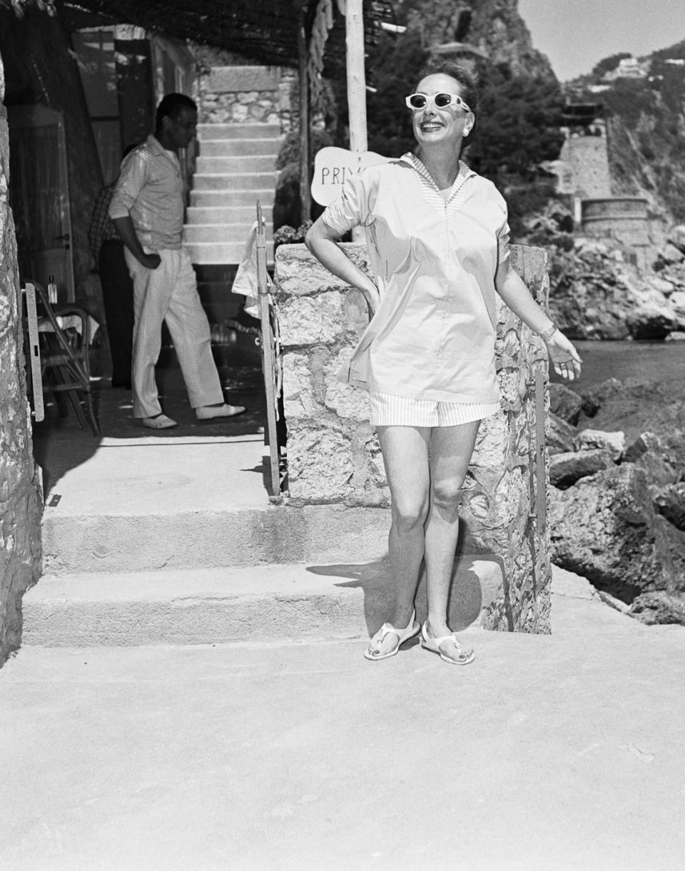 <p>While in Capri, Italy, the starlet looks glamorous in a tunic and sandals in the sun.</p>