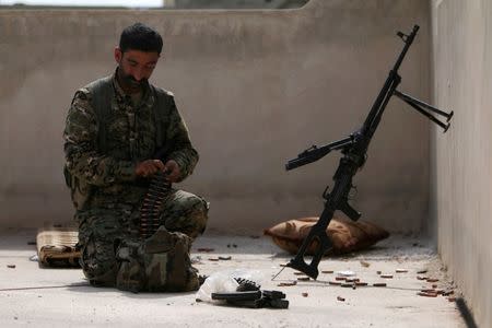 A Syria Democratic Forces (SDF) fighter prepares his weapon near Manbij, in Aleppo Governorate, Syria, June 17, 2016. REUTERS/Rodi Said