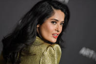 <p>Con este vestido dorado Salma Hayek, quien estuvo acompañada de su esposo, Francois-Henri Pinault, pareció toda una princesa. Getty Images </p>