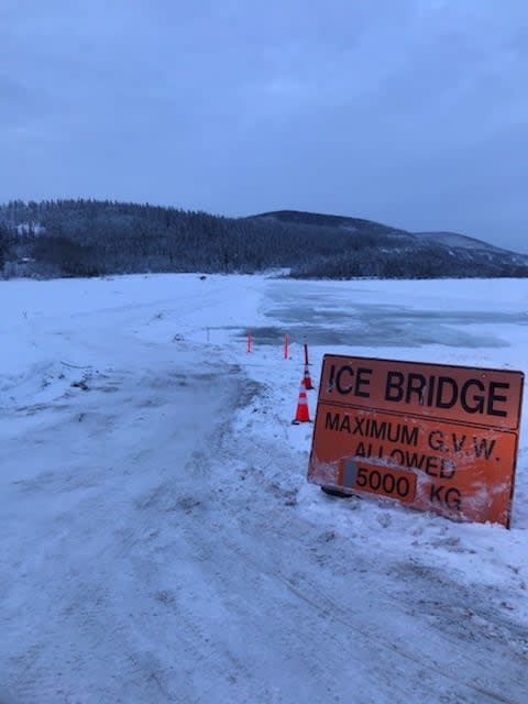 Signage informing travellers that the maximum weight allowed on on the ice bridge is five thousand kilograms.