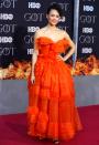 <p>Nathalie Emmanuel posó deslumbrante ante los fotógrafos con un diseño de color naranja y diversas capas de Ermanno Scervino. (Foto: Jason Szenes / EFE). </p>