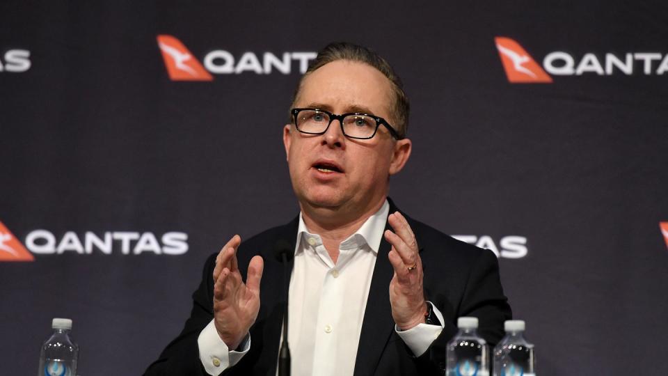 Konzernchef Alan Joyce spricht während einer Pressekonferenz.