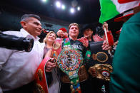 <p>Canelo se impone sobre Ryder y celebra su triunfo (Hector Vivas/Getty Images)</p> 