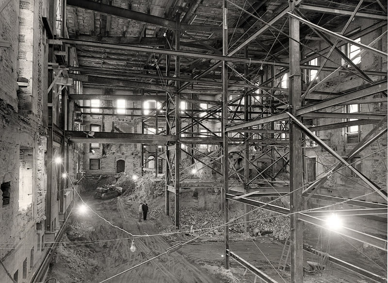 The inside of the White House, after being gutted in 1950. <a href="http://www.flickr.com/photos/usnationalarchives/page3/" rel="nofollow noopener" target="_blank" data-ylk="slk:(Photo courtesy of the National Archives);elm:context_link;itc:0;sec:content-canvas" class="link ">(Photo courtesy of the National Archives)</a>