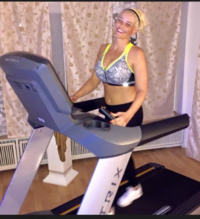 SPORTLICH UNTERWEGS Um sich fit zu halten, begibt sich Daniela Katzenberger schon mal aufs Laufband, wie sie mit diesem Facebook-Post zeigt. Das Training scheint sich bezahlt zu machen: Die junge Mutter hat einen tollen Body vorzuweisen - und strahlt über das ganze Gesicht. Keine Frage: Das Sport-Outfit steht ihr! (Bild: Facebook/Daniela Katzenberger)