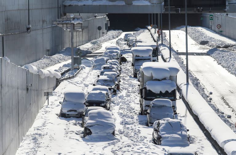 Los automóviles son abandonados después de ser inmovilizados en Attiki Odos, la carretera de circunvalación principal de Atenas, luego de la fuerte nevada