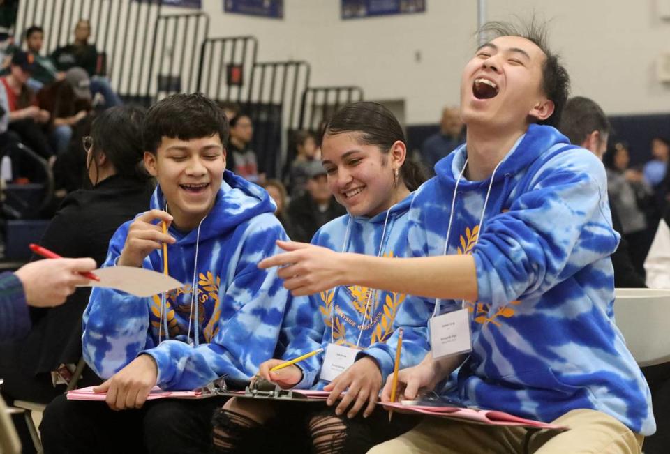 José Jiménez, Zaki Armas y Joseph Yang de Sunnyside High reaccionan a una respuesta correcta durante el Super Quiz en el Decatlón Académico del Condado de Fresno 2024, el 3 de febrero de 2024, en Sunnyside High School.