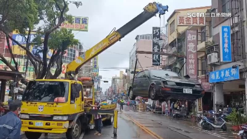 吊車支援吊離被燒毀的車輛。