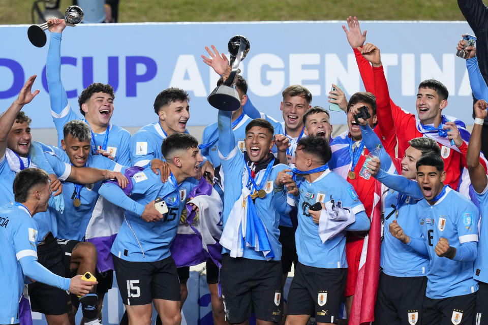 El capitán de Uruguay, Fabricio Díaz, levanta el trofeo tras ganar la final del Mundial Sub20 ante Italia en el estadio Diego Maradona de La Plata, Argentina, domingo 11 junio, 2023. (AP Foto/Natacha Pisarenko)